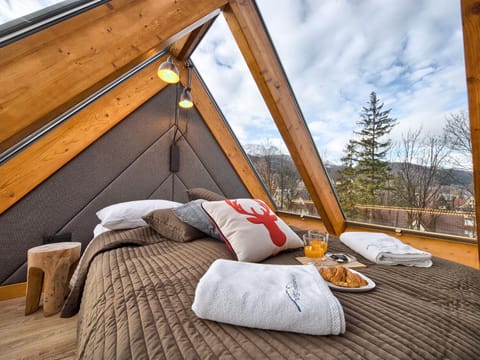 Bed, Photo of the whole room, Decorative detail, Bedroom, City view, Landmark view, Mountain view