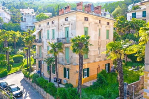 Property building, Neighbourhood, Garden, Location, Parking