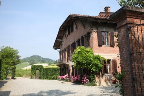 Facade/entrance, Spring, On site