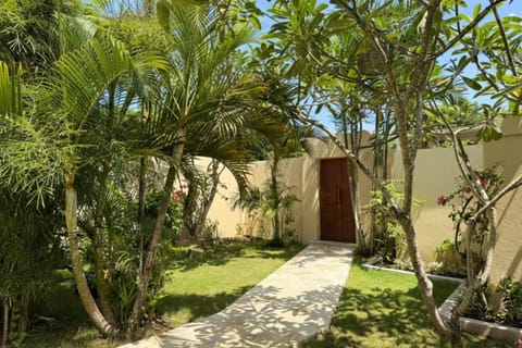 Facade/entrance, Natural landscape, Garden