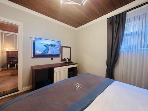 Property building, Facade/entrance, Property logo or sign, Bird's eye view, View (from property/room), Street view, Area and facilities, Entertainment