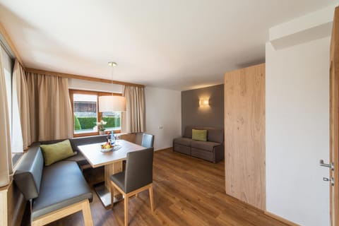 People, Living room, Seating area, Dining area, Garden view, Mountain view, Family