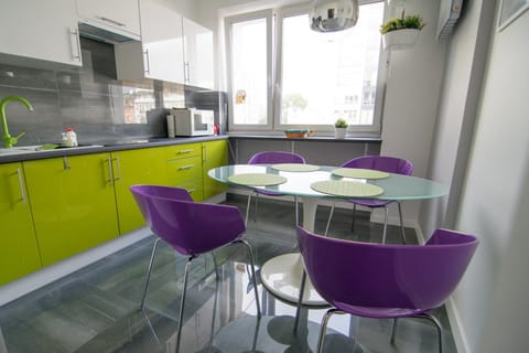 Coffee/tea facilities, Kitchen or kitchenette, Dining area