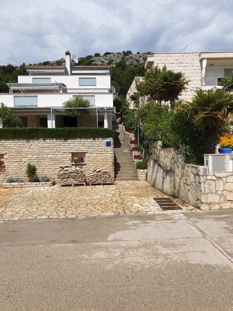 Property building, Patio, Facade/entrance