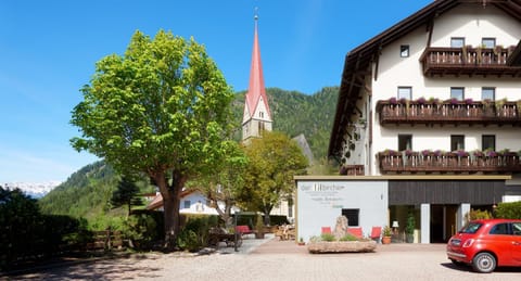 Property building, Facade/entrance, Spring, Day, Summer, Garden, View (from property/room), Mountain view, Location, Parking