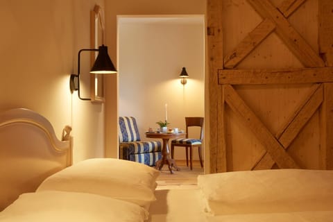 Bed, Living room, Photo of the whole room, Seating area, Bedroom