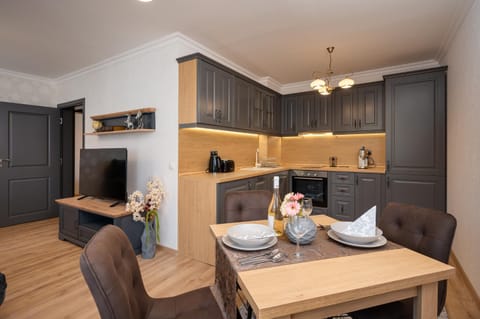 TV and multimedia, Kitchen or kitchenette, Living room, Seating area, Dining area