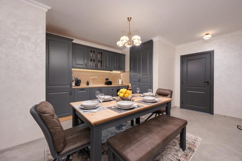 Seating area, kitchen