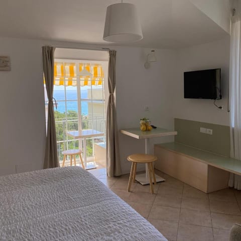 Photo of the whole room, Bedroom, Sea view