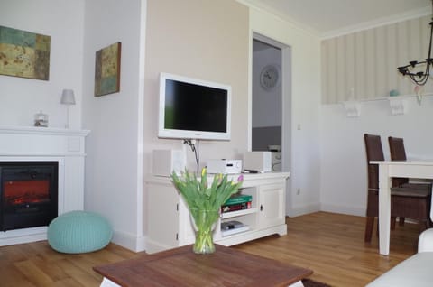 Photo of the whole room, Decorative detail, Decorative detail