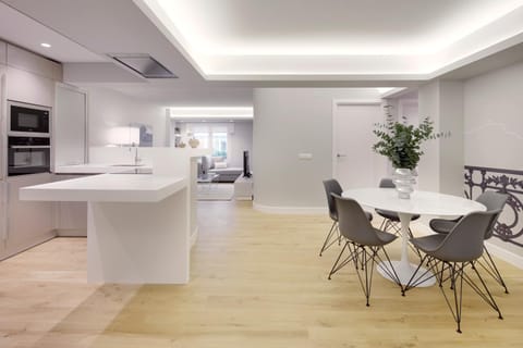 Kitchen or kitchenette, Dining area