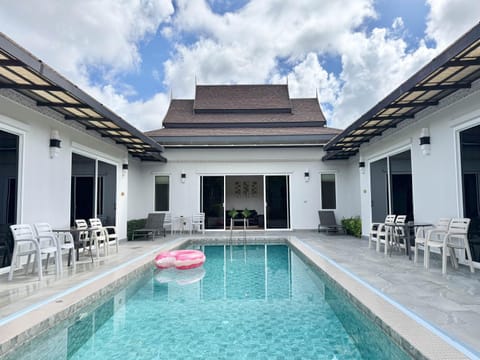 Property building, Day, Pool view, Swimming pool, sunbed