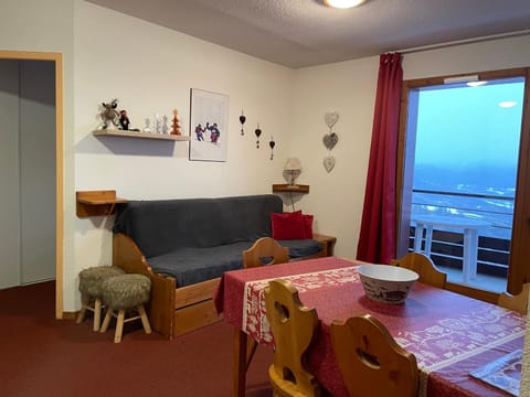 Property building, Balcony/Terrace, Living room
