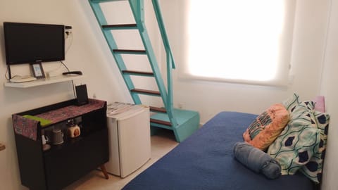 Bed, TV and multimedia, Seating area