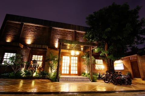 Facade/entrance, Street view, Area and facilities