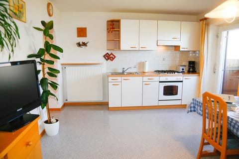 Natural landscape, TV and multimedia, Coffee/tea facilities, Balcony/Terrace, Balcony/Terrace, Kitchen or kitchenette, Photo of the whole room, Decorative detail, Decorative detail, Seating area, Floor plan, Dining area, On site, Mountain view, Mountain view