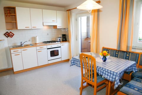 Natural landscape, TV and multimedia, Coffee/tea facilities, Balcony/Terrace, Balcony/Terrace, Kitchen or kitchenette, Photo of the whole room, Decorative detail, Decorative detail, Seating area, Floor plan, Dining area, On site, Mountain view, Mountain view