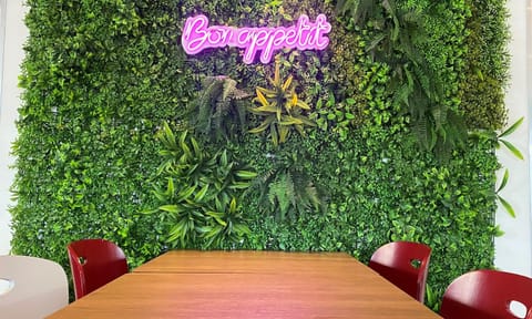 Restaurant/places to eat, Food and drinks, Seating area, Dining area, Food, Guests, Breakfast, Dinner