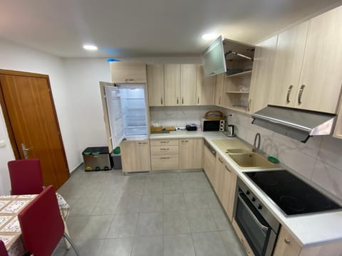 Kitchen or kitchenette, minibar, stove, toaster