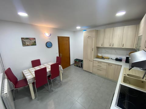 Kitchen or kitchenette, Seating area, Dining area