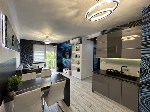 Bed, TV and multimedia, Balcony/Terrace, Kitchen or kitchenette, Living room, Photo of the whole room, Dining area, air conditioner