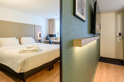 Bed, Bedroom, towels