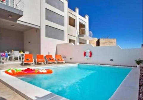 Property building, Day, Pool view, Swimming pool, sunbed