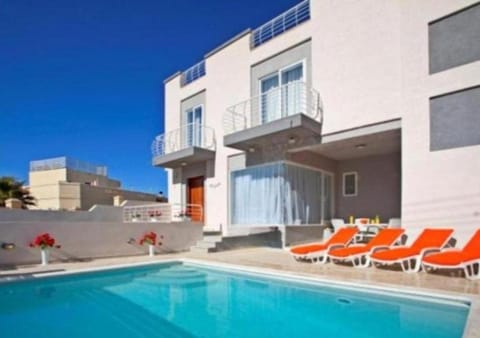 Property building, Day, Pool view, Swimming pool, sunbed
