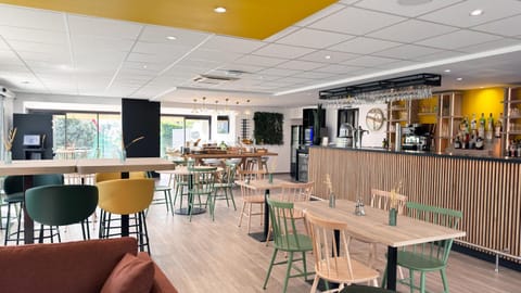 Restaurant/places to eat, Lounge or bar, Food and drinks, Decorative detail