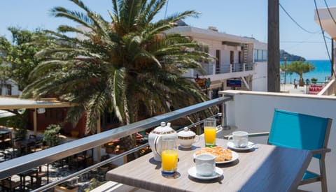 Day, Neighbourhood, Natural landscape, Summer, View (from property/room), Balcony/Terrace, Food and drinks, Decorative detail, Beach, Sea view, Street view