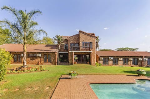 Facade/entrance, Garden, View (from property/room), Swimming pool, Swimming pool