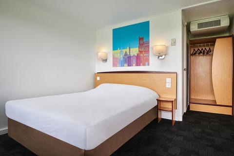 Bed, Photo of the whole room, Bedroom, wardrobe, air conditioner