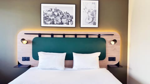 Bed, TV and multimedia, Decorative detail, Bedroom, Guests, Family