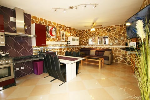 TV and multimedia, Living room, Other, Photo of the whole room, Decorative detail, Seating area, Dining area, Area and facilities