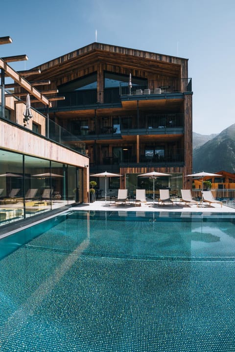 Property building, Day, Pool view, Swimming pool, sunbed