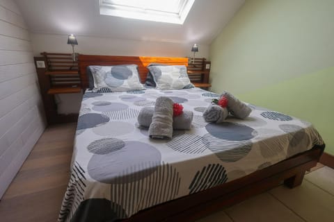 Bed, Photo of the whole room, Bedroom, towels