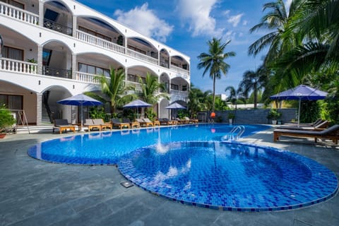 Property building, Balcony/Terrace, Swimming pool