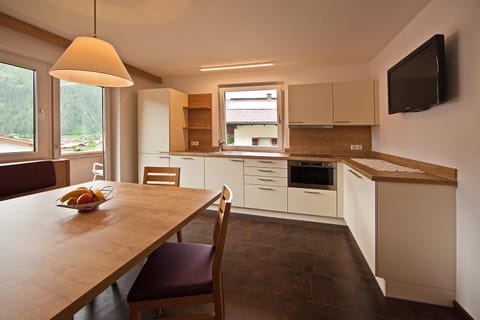 Coffee/tea facilities, Balcony/Terrace, Kitchen or kitchenette, Photo of the whole room, Dining area, Garden view, Mountain view