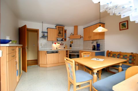 Coffee/tea facilities, Balcony/Terrace, Kitchen or kitchenette, Dining area, Garden view, Mountain view