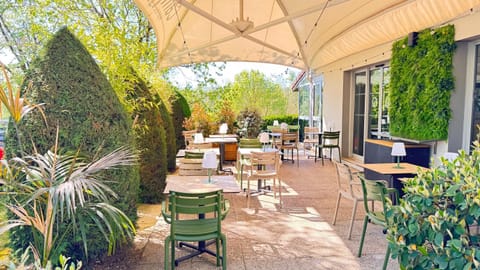 Restaurant/places to eat, Coffee/tea facilities, Balcony/Terrace, Food and drinks, Business facilities, Guests, Guests, Family