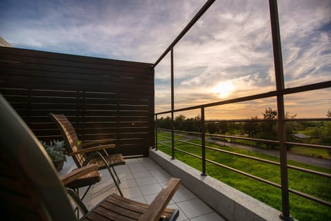 Patio, Neighbourhood, Natural landscape, Balcony/Terrace, Seating area, Garden view, Landmark view, River view
