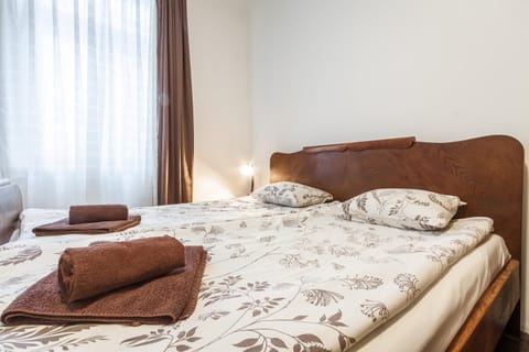 Bed, Bedroom, towels