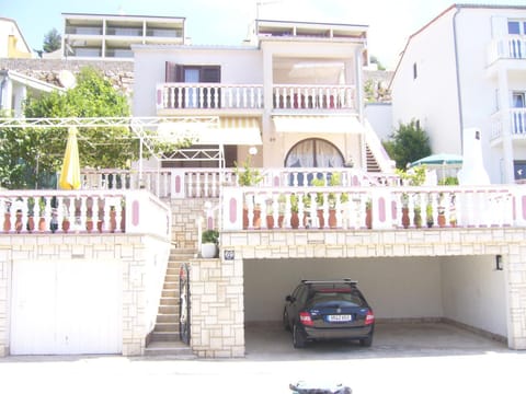 Property building, Balcony/Terrace, Parking