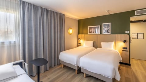Property building, Bed, Photo of the whole room, Bedroom, air conditioner