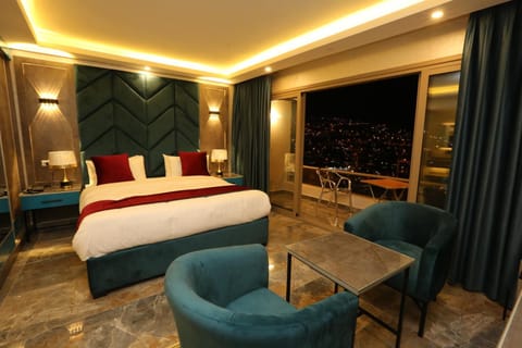 Bed, Photo of the whole room, Seating area, Bedroom