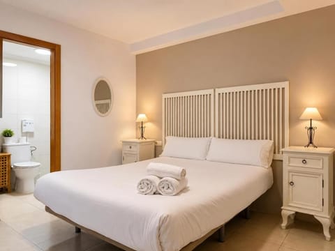 Bed, Bathroom, Photo of the whole room, Bedroom, towels