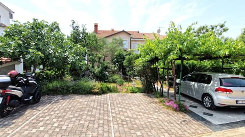 Property building, Garden, Parking