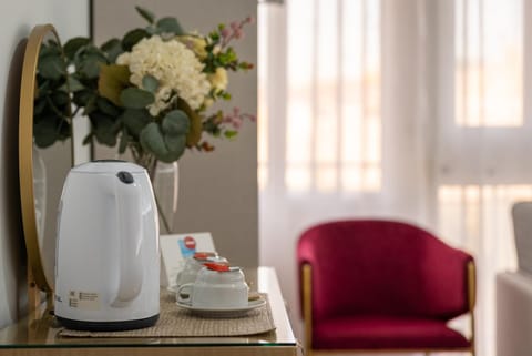 Coffee/tea facilities, Decorative detail, Seating area, Drinks