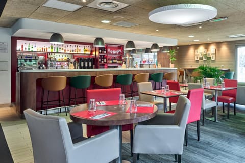 Restaurant/places to eat, Lounge or bar, Food and drinks