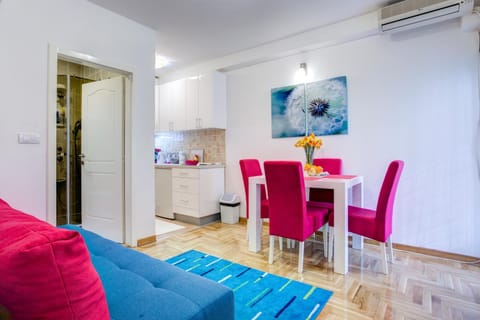 Bed, Food close-up, Dining area, Bedroom, Alcoholic drinks, Non alcoholic drinks